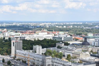 WARsaw, POLAND - 17 Ağustos 2019 'da Polonya' nın Varşova kentindeki Kültür ve Bilim Sarayı 'nın Gözlem Güvertesi' nden şehrin havadan görünüşü.