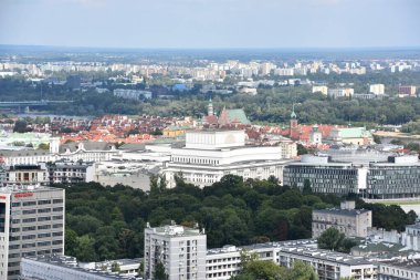 WARsaw, POLAND - 17 Ağustos 2019 'da Polonya' nın Varşova kentindeki Kültür ve Bilim Sarayı 'nın Gözlem Güvertesi' nden şehrin havadan görünüşü.