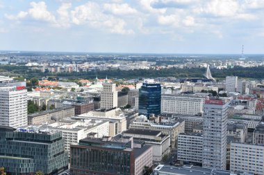 WARsaw, POLAND - 17 Ağustos 2019 'da Polonya' nın Varşova kentindeki Kültür ve Bilim Sarayı 'nın Gözlem Güvertesi' nden şehrin havadan görünüşü.