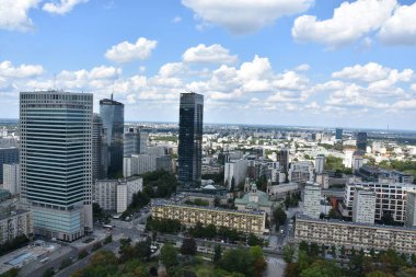 WARsaw, POLAND - 17 Ağustos 2019 'da Polonya' nın Varşova kentindeki Kültür ve Bilim Sarayı 'nın tepesindeki Centrum' un Gözlem Güvertesi 'nden görünüşü.