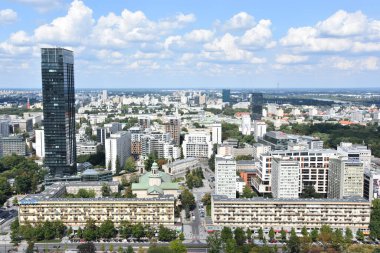 WARsaw, POLAND - 17 Ağustos 2019 'da Polonya' nın Varşova kentindeki Kültür ve Bilim Sarayı 'nın tepesindeki Centrum' un Gözlem Güvertesi 'nden görünüşü.