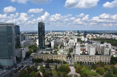 WARsaw, POLAND - 17 Ağustos 2019 'da Polonya' nın Varşova kentindeki Kültür ve Bilim Sarayı 'nın tepesindeki Centrum' un Gözlem Güvertesi 'nden görünüşü.