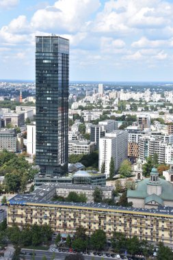 WARsaw, POLAND - 17 Ağustos 2019 'da Polonya' nın Varşova kentindeki Kültür ve Bilim Sarayı 'nın tepesindeki Centrum' un Gözlem Güvertesi 'nden görünüşü.