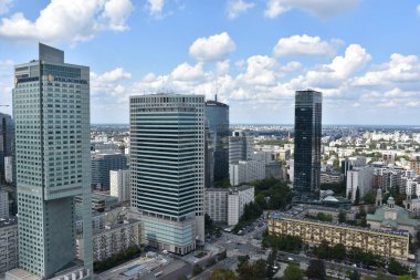 WARsaw, POLAND - 17 Ağustos 2019 'da Polonya' nın Varşova kentindeki Kültür ve Bilim Sarayı 'nın tepesindeki Centrum' un Gözlem Güvertesi 'nden görünüşü.