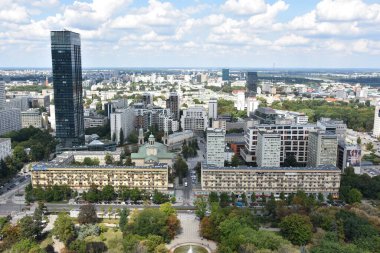 WARsaw, POLAND - 17 Ağustos 2019 'da Polonya' nın Varşova kentindeki Kültür ve Bilim Sarayı 'nın tepesindeki Centrum' un Gözlem Güvertesi 'nden görünüşü.