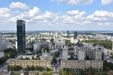 WARsaw, POLAND - 17 Ağustos 2019 'da Polonya' nın Varşova kentindeki Kültür ve Bilim Sarayı 'nın tepesindeki Centrum' un Gözlem Güvertesi 'nden görünüşü.