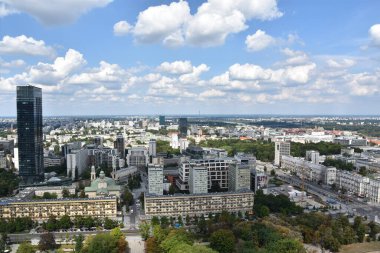 WARsaw, POLAND - 17 Ağustos 2019 'da Polonya' nın Varşova kentindeki Kültür ve Bilim Sarayı 'nın tepesindeki Centrum' un Gözlem Güvertesi 'nden görünüşü.