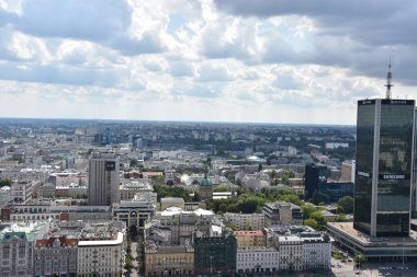 WARsaw, POLAND - 17 Ağustos 2019 'da Polonya' nın Varşova kentindeki Kültür ve Bilim Sarayı 'nın tepesindeki Centrum' un Gözlem Güvertesi 'nden görünüşü.