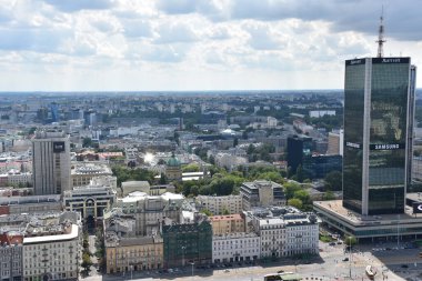 WARsaw, POLAND - 17 Ağustos 2019 'da Polonya' nın Varşova kentindeki Kültür ve Bilim Sarayı 'nın tepesindeki Centrum' un Gözlem Güvertesi 'nden görünüşü.