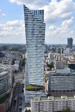 17 Ağustos 2019 'da Polonya' nın Varşova şehrinde görülen Zlota 44 gökdeleni. 192 m yüksekliğindeki gökdelen Daniel Libeskind tarafından tasarlandı..