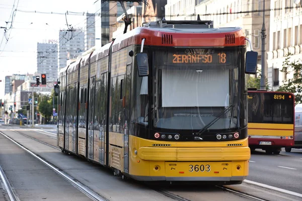 WARsaw, POLAND - 11 Ağustos 2019 'da Polonya' nın Varşova kentindeki tramvay.