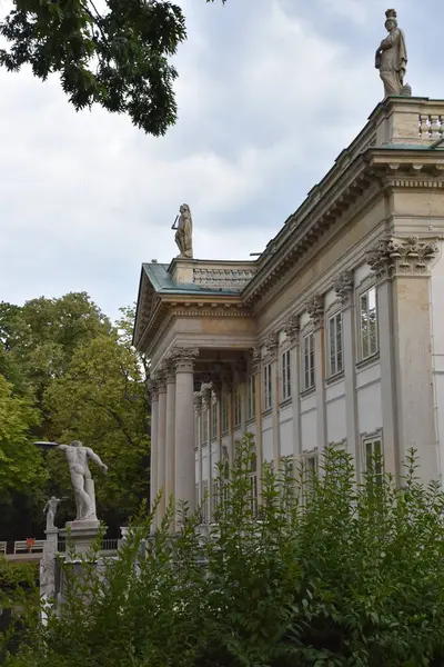 WARsaw, POLAND - 17 AUG: 17 Ağustos 2019 'da Polonya' nın Varşova kentindeki Lazienki Parkı 'ndaki Ada Sarayı.