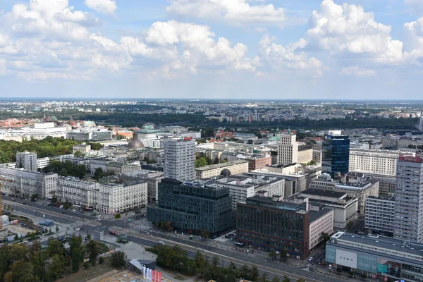 WARsaw, POLAND - 17 Ağustos 2019 'da Polonya' nın Varşova kentindeki Kültür ve Bilim Sarayı 'nın Gözlem Güvertesi' nden şehrin havadan görünüşü.