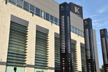 KRAKOW, POLAND - 12 Ağustos 2019 'da Polonya' nın Krakow kentindeki Galeria Kazimierz alışveriş merkezinde görüldü..