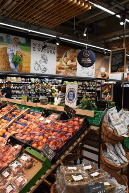 KRAKOW, POLAND - 12 Ağustos 2019 'da Polonya' nın Krakow kentindeki Galeria Kazimierz alışveriş merkezinde görülen Carrefour.