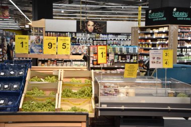 KRAKOW, POLAND - 12 Ağustos 2019 'da Polonya' nın Krakow kentindeki Galeria Kazimierz alışveriş merkezinde görülen Carrefour.