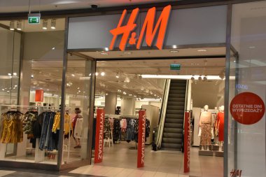 KRAKOW, POLAND - 12 Ağustos 2019 'da Polonya' nın Krakow kentindeki Galeria Kazimierz alışveriş merkezinde görülen 12: H & M mağazası.