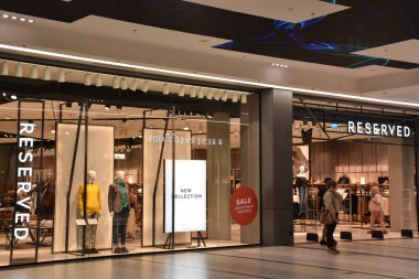 KRAKOW, POLAND - 12 Ağustos 2019 'da Polonya' nın Krakow kentindeki Galeria Krakowska alışveriş merkezindeki rezerve edilmiş mağaza.