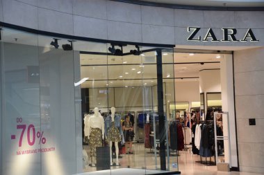 KRAKOW, POLAND - 12 Ağustos 2019 'da Polonya' nın Krakow kentindeki Galeria Krakowska alışveriş merkezindeki Zara mağazası.