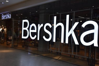 KRAKOW, POLAND - 12 Ağustos 2019 'da Polonya' nın Krakow kentindeki Bershka Galeria Krakowska alışveriş merkezinde görüldü..