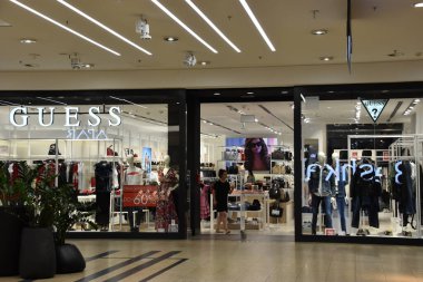 KRAKOW, POLAND - 12 Ağustos 2019 'da Polonya' nın Krakow kentindeki Galeria Krakowska alışveriş merkezinde görüldüğü tahmin ediliyor..