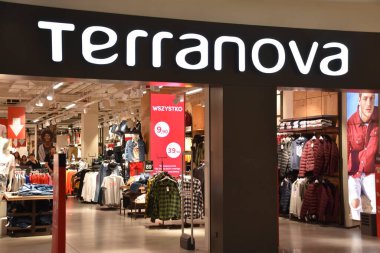 KRAKOW, POLAND - 12 Ağustos 2019 'da Polonya' nın Krakow kentindeki Galeria Krakowska alışveriş merkezindeki Terranova mağazası.