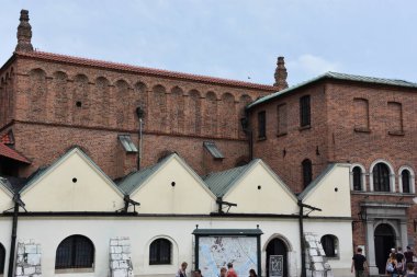 KRAKOW, POLAND - 13 AUG: 13 Ağustos 2019 'da Polonya' nın Krakow kentindeki Yahudi Bölgesindeki Eski Sinagog.