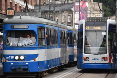 KRAKOW, POLAND - 13 Ağustos 2019 'da Polonya' nın Krakow kentinde görülen tramvay tramvayı.