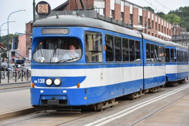 KRAKOW, POLAND - 13 Ağustos 2019 'da Polonya' nın Krakow kentinde görülen tramvay tramvayı.