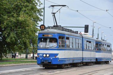 KRAKOW, POLAND - 13 Ağustos 2019 'da Polonya' nın Krakow kentinde görülen tramvay tramvayı.