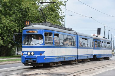 KRAKOW, POLAND - 13 Ağustos 2019 'da Polonya' nın Krakow kentinde görülen tramvay tramvayı.