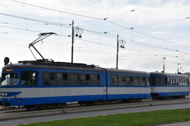 KRAKOW, POLAND - 13 Ağustos 2019 'da Polonya' nın Krakow kentinde görülen tramvay tramvayı.