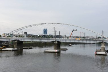 KRAKOW, POLAND - 13 Ağustos 2019 'da Polonya' nın Krakow kentinde görülen tramvay tramvayı.