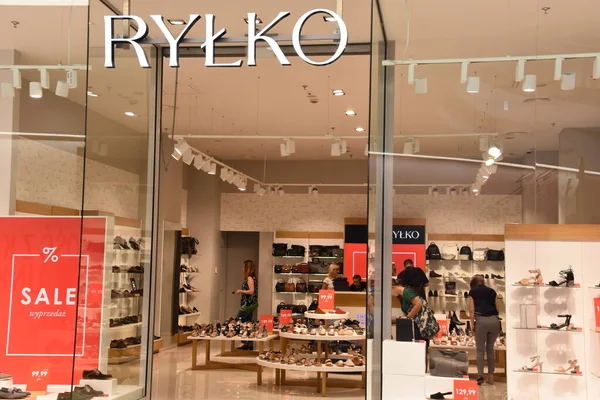 KRAKOW, POLAND - 12 Ağustos 2019 'da Polonya' nın Krakow kentindeki Galeria Krakowska alışveriş merkezindeki Rylko mağazası.