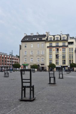 KRAKOW, POLAND - 13 Ağustos 2019 'da Polonya' nın Krakow kentinde görülen Getto Kahramanları Meydanı.