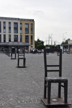 KRAKOW, POLAND - 13 Ağustos 2019 'da Polonya' nın Krakow kentinde görülen Getto Kahramanları Meydanı.