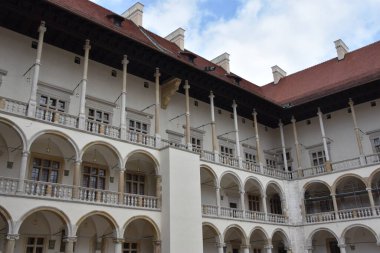 KRAKOW, POLAND - 13 AUG: 13 Ağustos 2019 'da Polonya' nın Krakow kentindeki Wawel Katedrali 'ndeki Rönesans İç Avlusu.