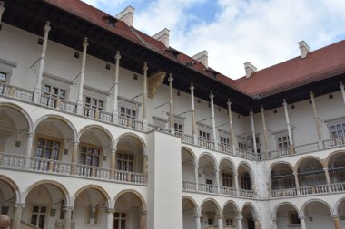 KRAKOW, POLAND - 13 AUG: 13 Ağustos 2019 'da Polonya' nın Krakow kentindeki Wawel Katedrali 'ndeki Rönesans İç Avlusu.