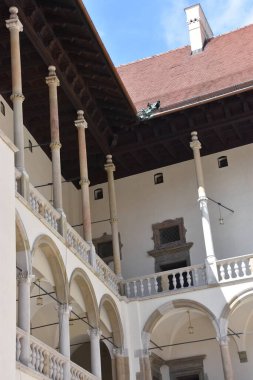 KRAKOW, POLAND - 13 AUG: 13 Ağustos 2019 'da Polonya' nın Krakow kentindeki Wawel Katedrali 'ndeki Rönesans İç Avlusu.