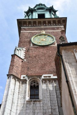 KRAKOW, POLAND - 13 AUG: Wawel Katedral Saat Kulesi, Wawel Kalesi, Krakow, Polonya, 13 Ağustos 2019.