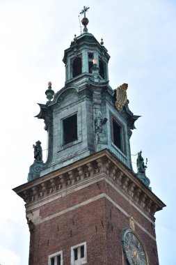 KRAKOW, POLAND - 13 AUG: Wawel Katedral Saat Kulesi, Wawel Kalesi, Krakow, Polonya, 13 Ağustos 2019.