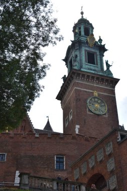 KRAKOW, POLAND - 13 AUG: Wawel Katedral Saat Kulesi, Wawel Kalesi, Krakow, Polonya, 13 Ağustos 2019.