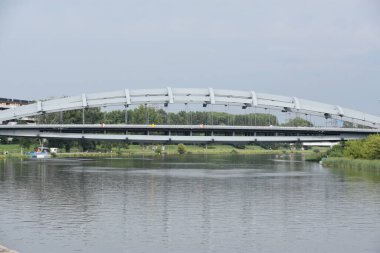 KRAKOW, POLAND - 13 Ağustos 2019 'da Polonya' nın Krakow kentindeki Zablocie Demiryolu Köprüsü 'nde görüldü..