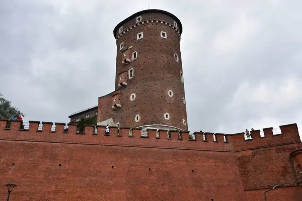 KRAKOW, POLAND - 13 Ağustos 2019 'da Polonya' nın Krakow kentindeki Wawel Kalesi.