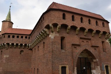 KRAKOW, POLAND - 12 Ağustos 2019 'da Polonya' nın Krakow kentindeki Barbican ve Eski Şehir Duvarları.