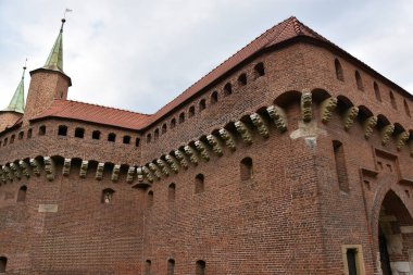 KRAKOW, POLAND - 12 Ağustos 2019 'da Polonya' nın Krakow kentindeki Barbican ve Eski Şehir Duvarları.
