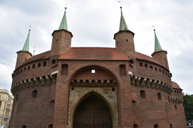 KRAKOW, POLAND - 12 Ağustos 2019 'da Polonya' nın Krakow kentindeki Barbican ve Eski Şehir Duvarları.