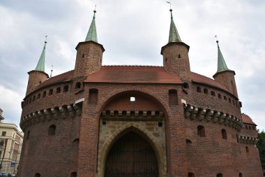 KRAKOW, POLAND - 12 Ağustos 2019 'da Polonya' nın Krakow kentindeki Barbican ve Eski Şehir Duvarları.