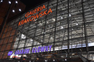 KRAKOW, POLAND - 12 Ağustos 2019 'da Polonya' nın Krakow kentindeki Galeria Krakowska alışveriş merkezinde görüldü..