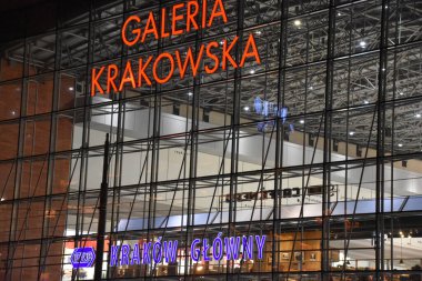 KRAKOW, POLAND - 12 Ağustos 2019 'da Polonya' nın Krakow kentindeki Galeria Krakowska alışveriş merkezinde görüldü..